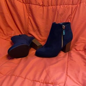 Apt. 9 Size 7 Wide Blue Ankle Boots